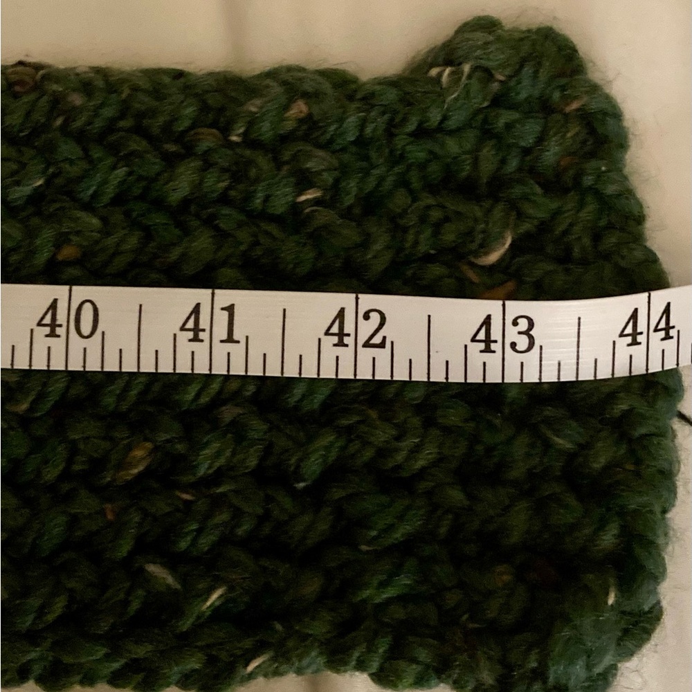 Handmade elegant green knit scarf for adults - Picture 5 of 6